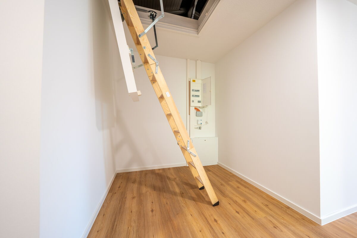 Abstellnische mit Einschubtreppe