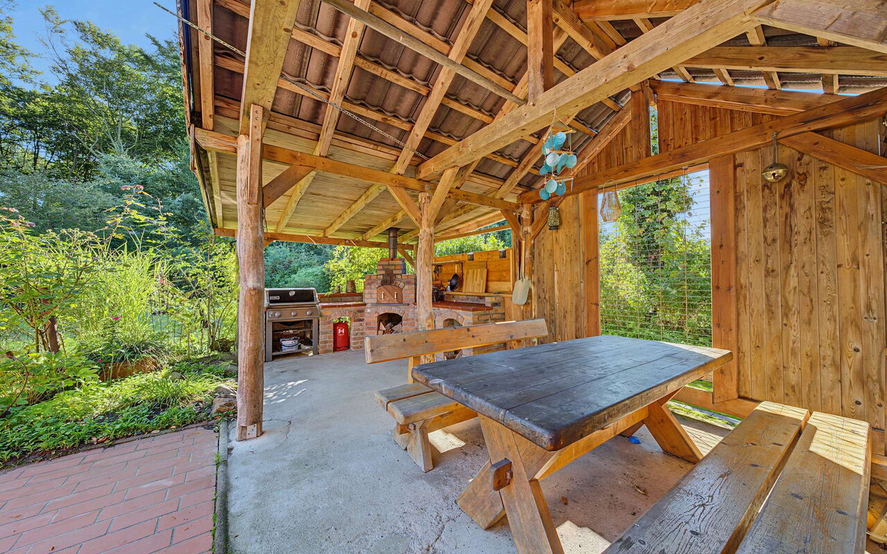 Überdachte Terrasse mit Grill & Pizzaofen