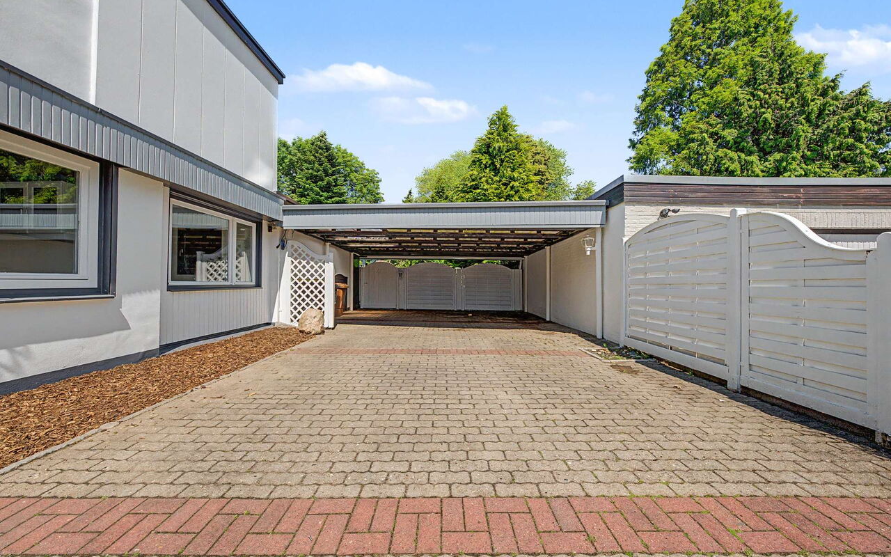 Auffahrt & Doppelcarport